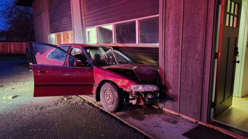 Car Crashes Into Building in South Grants Pass, Driver Found on Foot