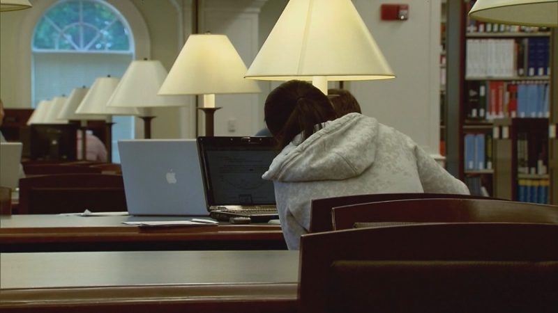 Technical Glitches and Federal Cuts Threaten Student Aid Programs in Oregon